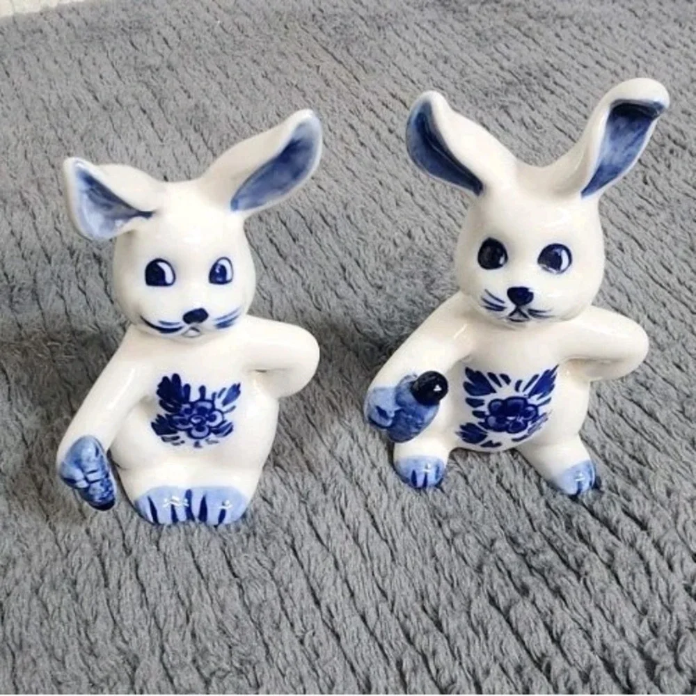 Vintage Bunny Rabit Salt And Pepper Shakers‎ Unmarked White Blue Ceramic